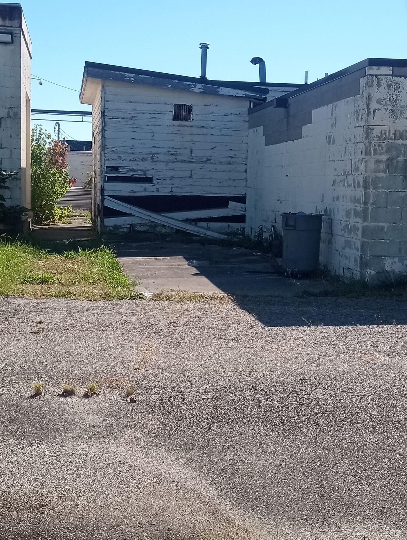 Unit III Service-Side View Industrial side and service area of surviving buildings at the former Dayton Project Unit III site in Dayton, Ohio