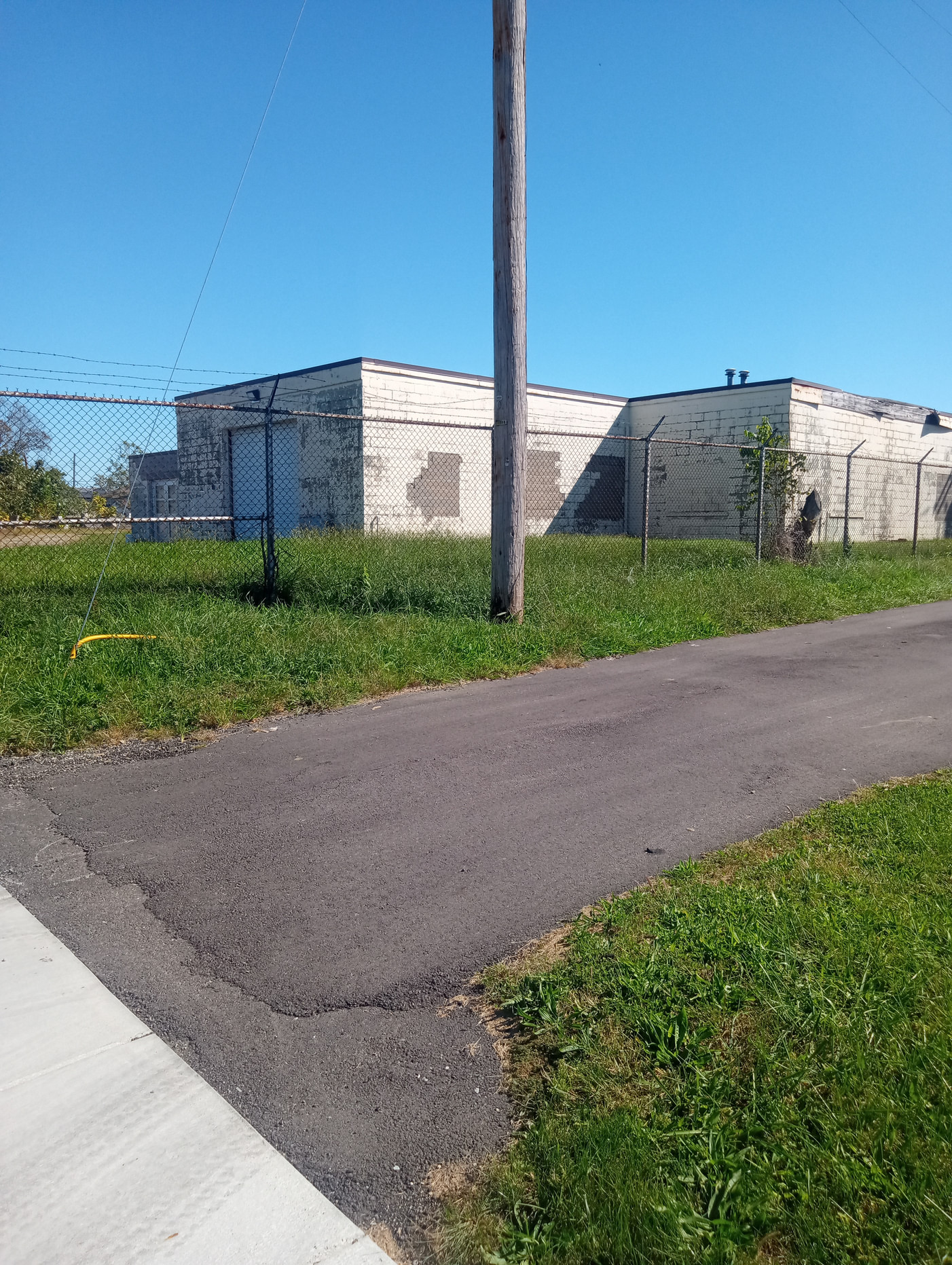 Unit III Surviving Building — Front and Side View Front and side view of a surviving Dayton Project Unit III building at 1601 W. First Street in Dayton, Ohio